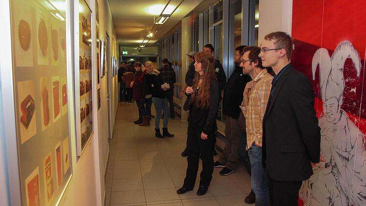 Das Interesse von Schülern und Eltern an den ausgestellten Fotos war groß. Foto: Andreas Brandl