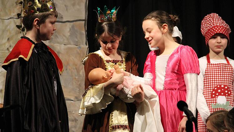 Der Hofstaat freut sich über die Geburt von Dornröschen.