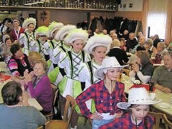 Die "heiligen Stadtschnecken" und die Gardemädchen ziehen in den Saal ein. Foto: Heidi Amon