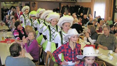 Die "heiligen Stadtschnecken" und die Gardemädchen ziehen in den Saal ein. Foto: Heidi Amon