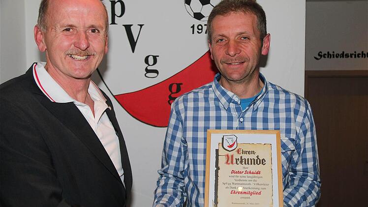 Vorsitzender Peter Koch (links) überreichte Dieter Schaidt die Urkunde zur Ehrenmitgliedschaft.  Fotos: Gerd Schaar