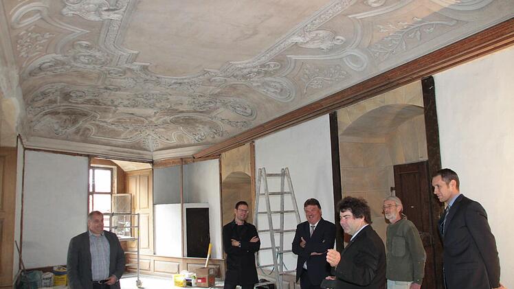 Restaurator Uwe Franke erklärt die Sanierung. Foto: Jürgen Gärtner