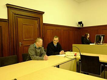 Der Angeklagte (links) mit seinem Anwalt. Foto: Nikolas Pelke