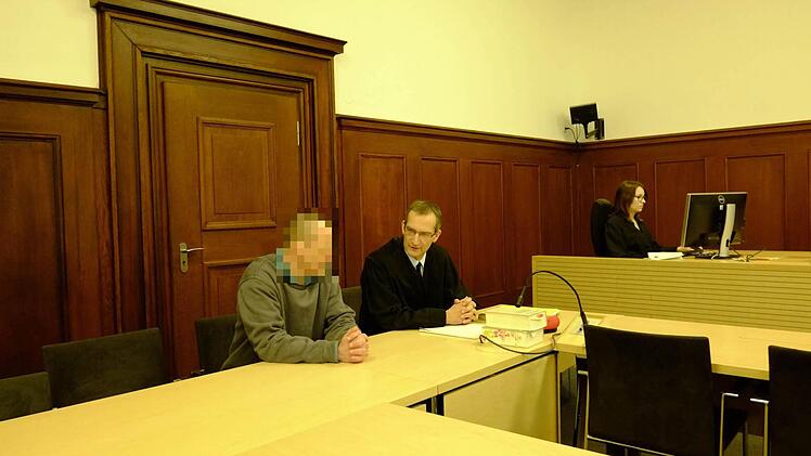 Der Angeklagte (links) mit seinem Anwalt. Foto: Nikolas Pelke