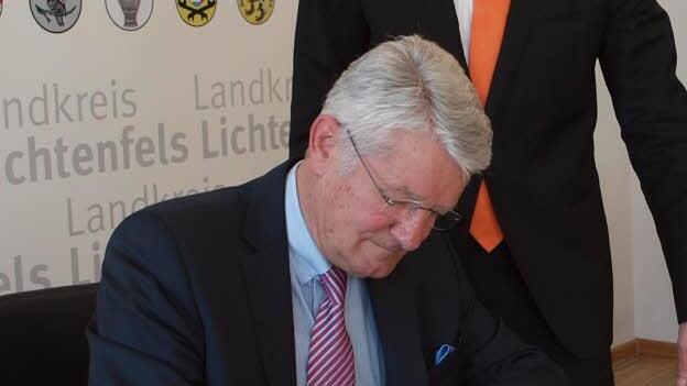 Theo Zellner beim Eintrag ins Goldene Buch - mit dabei Landrats Christian Meißner  Foto: Alfred Thieret