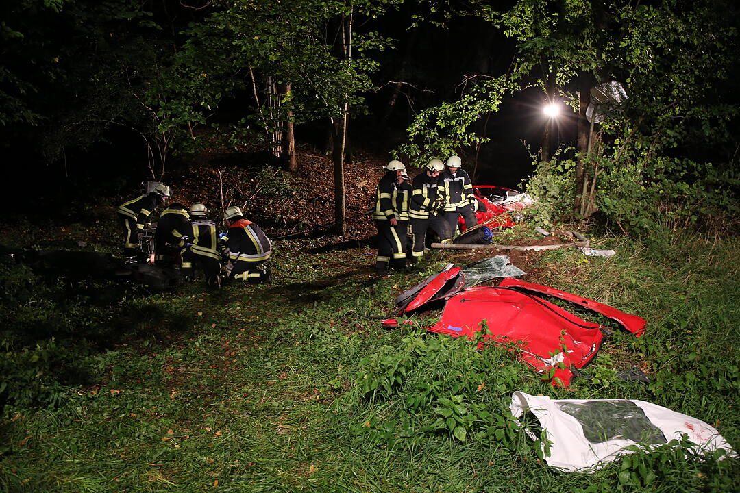 Auto überschlägt sich ab B289 bei Kauerndorf