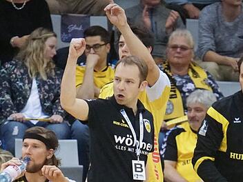 Er ballt die Faust: Coburgs Trainer Jan Gorr hatte am Freitagabend in Essen Grund zum Jubeln. Sein Team gewann mit 27:26.Hagen Lehmann