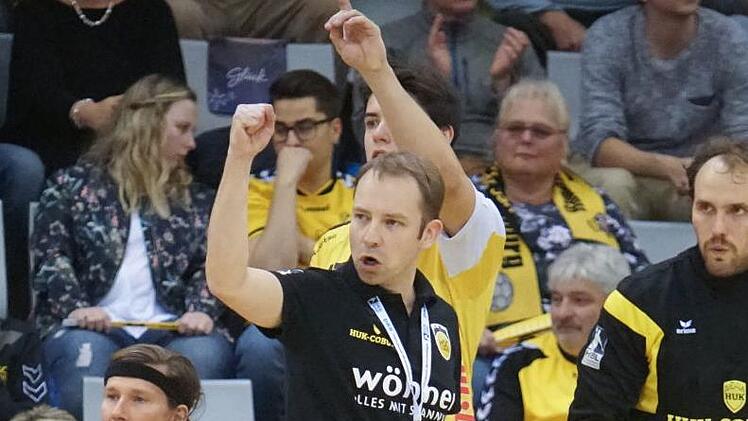 Er ballt die Faust: Coburgs Trainer Jan Gorr hatte am Freitagabend in Essen Grund zum Jubeln. Sein Team gewann mit 27:26.Hagen Lehmann