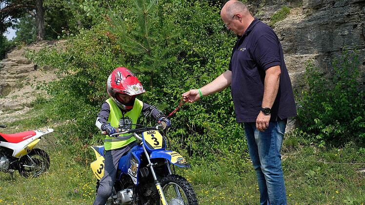 Da Sicherheit im Motorsport groß geschrieben wird, waren die Neulinge freilich mit einem Extrakabel abgesichert. Dieses Kabel war gewissermaßen als Reißleine mit dem Ausschalter des Trials verbunden. Foto: Gerd Schaar