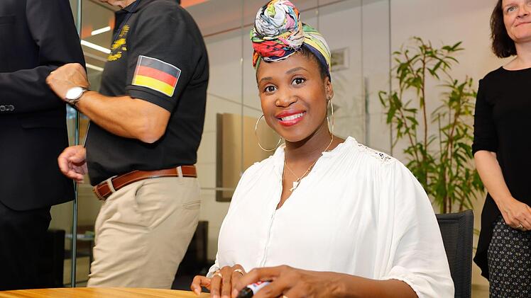 "Let's dance"-Jurorin Motsi Mabuse schrieb fleißig Autogramme für ihre Fans.Foto: Matthias Hoch
