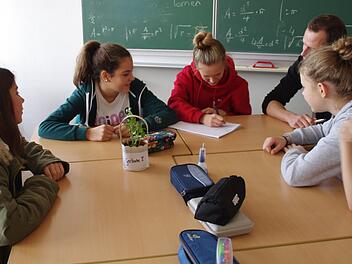 Die Schülerinnen Loreen, Klara, Sophie und Lina sprechen mit Lehrer Marco Hofmann über ihre Ideen und Planungen. Foto: Marco Meißner