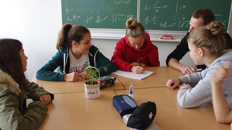 Die Schülerinnen Loreen, Klara, Sophie und Lina sprechen mit Lehrer Marco Hofmann über ihre Ideen und Planungen. Foto: Marco Meißner