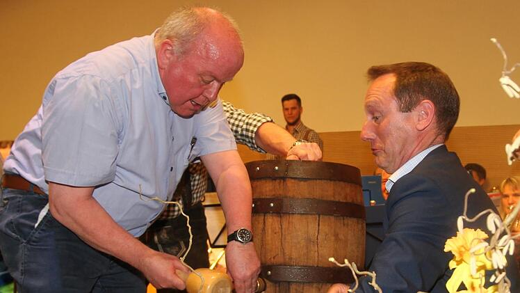 Im Kampf mit dem Fass (von links) Karl-Heinz Kandler (links) und Michael Ziegler. Fotos: Günther Geiling