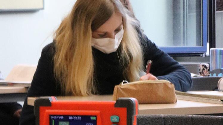 So sieht es aus, wenn der CO2-Sensor die Luftqualität im Klassenzimmer misst und so das richtige Lüften unterstützt.