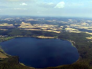 Der Laacher See in einer Caldera eines Vulkans. Auch heute noch ist er aktiv.