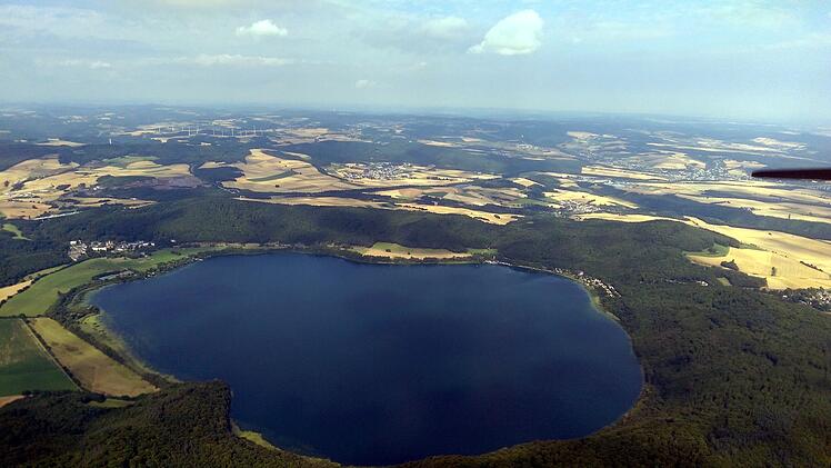 Der Laacher See in einer Caldera eines Vulkans. Auch heute noch ist er aktiv.