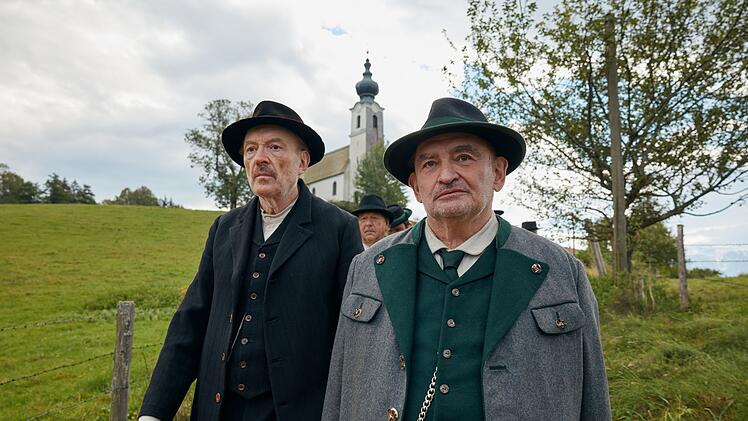 Der Schuster Julius Kraus (Josef Hader, links) und der Bauer Silvan Heingeiger (Sigi Zimmerschied) kennen sich schon lange, sind nicht nur Nachbarn, sondern im Grunde auch Freunde. Als Kraus sich weigert, als Bürgermeister zu kandidieren, lässt sich Silvan wählen.