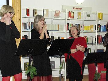Annemarie Fell und ihre Freundinnen Maria Heckmann, Martina Bay und Angelika Silberbach sangen vergnügliche Lieder.  Fotos: Elisabeth Assmann