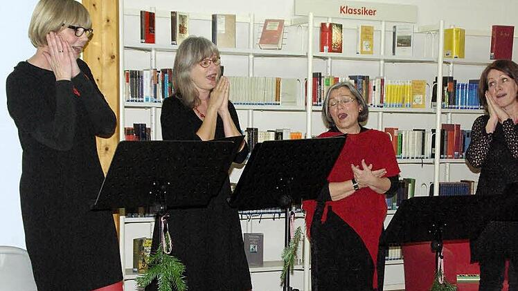 Annemarie Fell und ihre Freundinnen Maria Heckmann, Martina Bay und Angelika Silberbach sangen vergnügliche Lieder.  Fotos: Elisabeth Assmann