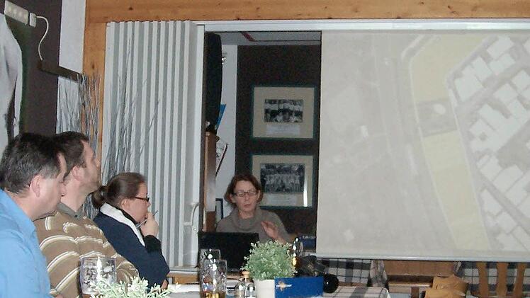 Landschaftsarchitektin Sigrid Ziesel erläutert ihre Zeichnungen. Foto: Marina Zimmermann