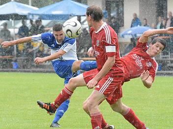 Voll abgezogen: Ervin Gergely (FC 06 Bad Kissingen/links). Die Obererthaler Christoph Uschold (rechts) und Oliver Graup versuchen das drohende Unheil zu verhindern. Foto: ssp
