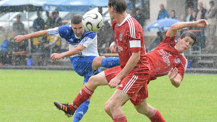 Voll abgezogen: Ervin Gergely (FC 06 Bad Kissingen/links). Die Obererthaler Christoph Uschold (rechts) und Oliver Graup versuchen das drohende Unheil zu verhindern. Foto: ssp