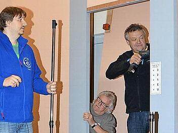 Uwe Sonnenberg, Norbert Halbig und Peter Wehner (in der Hocke) beim Aufbau der Bühne. Foto: Björn Hein