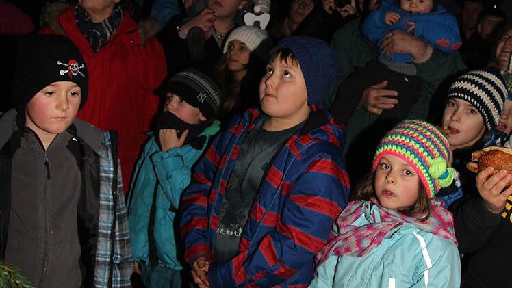 Mit großen Augen warteten die Kinder auf dem Lehenthaler Weihnachtsmarkt aufs Christkind. Foto: Sonja Adam