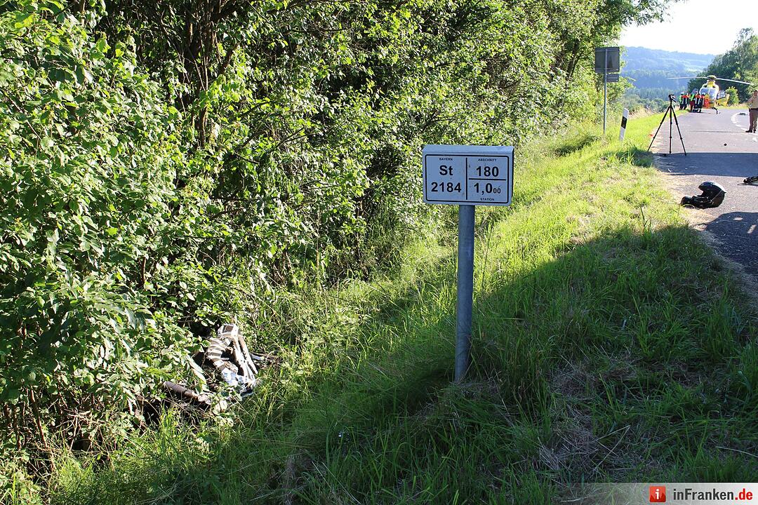 Motorrad kollidiert mit Traktor - Biker schwerst verletzt