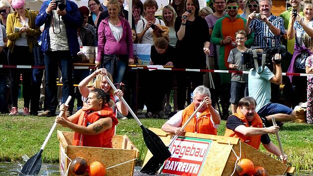 Das Frauenteam (Lisa Hauenstein, Sandra Vetter) und die B&uuml;rgermeister (Werner Diersch, Albert Kolb) beim Start. Foto: Dieter H&uuml;bner