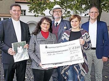 1500 Euro wurden an Pfarrer Dr. Andreas Krefft für die Ausbildung von Jean Marie Vianney Nubahimana im Projektdorf Gahunga in Raunda übergeben. Das Bild zeigt von link: Dekan Krefft, Karin Weber, Josef Krause, Tamara Büchs und Stefan Koch.  Foto: Marion Eckert