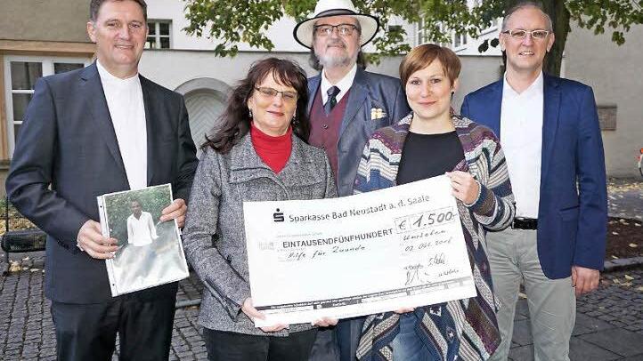 1500 Euro wurden an Pfarrer Dr. Andreas Krefft für die Ausbildung von Jean Marie Vianney Nubahimana im Projektdorf Gahunga in Raunda übergeben. Das Bild zeigt von link: Dekan Krefft, Karin Weber, Josef Krause, Tamara Büchs und Stefan Koch.  Foto: Marion Eckert