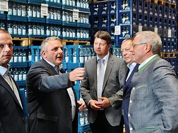 Standortbekenntnis: Ingo Vialon (2.v.l.), Vorstand der Mineralbrunnen AG, zeigt in Bad Brückenau Sandro Kirchner MdL, Landrat Thomas Bold und Staatssekretär Johannes Hintersberger das Flaschendepot. Links: CSA Kreisvorsitzender Dietmar Kirchner.  Foto: Werner Vogel