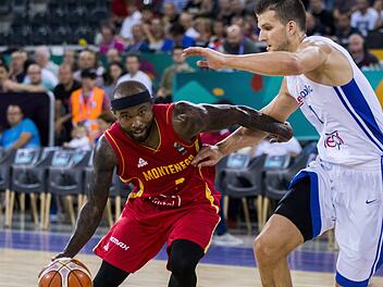 Tyrese Rice(mit Ball), der auch f&uuml;r die montenegrinische Nationalmannschaft spielt, setzt sich bei der EM 2017 gegen den Tschechen Lukas Palyza durch. Foto: imago