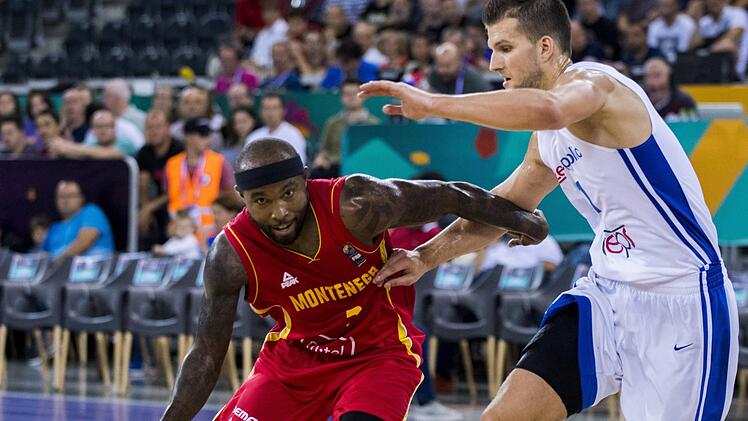 Tyrese Rice(mit Ball), der auch f&uuml;r die montenegrinische Nationalmannschaft spielt, setzt sich bei der EM 2017 gegen den Tschechen Lukas Palyza durch. Foto: imago