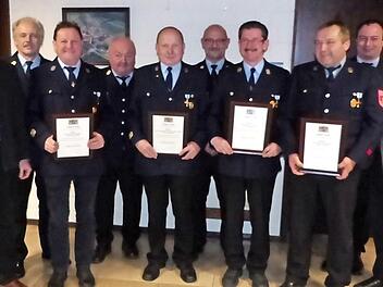 Auszeichnungen bei der Freiwilligen Feuerwehr Rugendorf: Das Bild zeigt (von links) stellvertretenden Landrat Jörg Kunstmann, Kreisbrandinspektor Horst Tempel, Hermann Schmidt, Vorsitzenden Roland Schnaubelt, Hans-Heinrich Taubenreuther, den Kommandanten Benno Bauß, Hansjürgen Rosa, Manfred Gredlein, stellvertretenden Kommandanten Franz Schnaubelt und Bürgermeister Ralf Holzmann.  Foto: Klaus-Peter Wulf