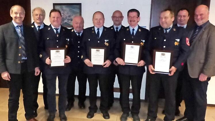 Auszeichnungen bei der Freiwilligen Feuerwehr Rugendorf: Das Bild zeigt (von links) stellvertretenden Landrat Jörg Kunstmann, Kreisbrandinspektor Horst Tempel, Hermann Schmidt, Vorsitzenden Roland Schnaubelt, Hans-Heinrich Taubenreuther, den Kommandanten Benno Bauß, Hansjürgen Rosa, Manfred Gredlein, stellvertretenden Kommandanten Franz Schnaubelt und Bürgermeister Ralf Holzmann.  Foto: Klaus-Peter Wulf
