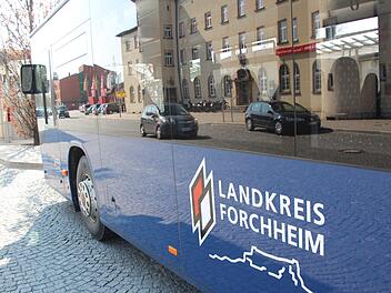 Am Forchheimer Bahnhof treffen sich Busse, Bahn und Pkw. Um das Klima zu schützen, soll laut Verkehrskommission unter anderem der öffentliche Nahverkehr gestärkt werden. Auch der Landkreis glaubt daran, dass man mehr Menschen für den ÖPNV gewinnen kann.Ronald Heck