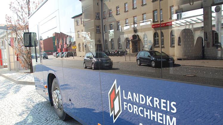 Am Forchheimer Bahnhof treffen sich Busse, Bahn und Pkw. Um das Klima zu schützen, soll laut Verkehrskommission unter anderem der öffentliche Nahverkehr gestärkt werden. Auch der Landkreis glaubt daran, dass man mehr Menschen für den ÖPNV gewinnen kann.Ronald Heck