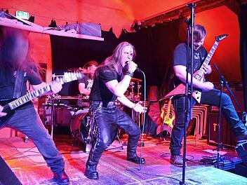 Die Bamberger Dark-Metal-Band "Human Suffering" mit (von links) Thomas Reinwald, Michael Winter, Dominic Hershey und Franco Herbst lässt es am 22. Juni im "Struwwelpeter" mit den Stücken ihres neuen Albums "Towards Extinction" krachen.  Foto: Sophia Hochrein