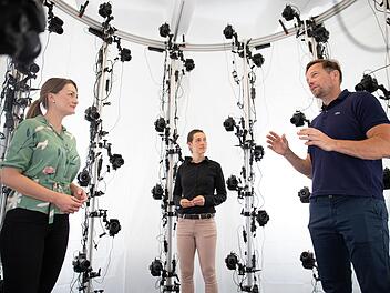 Judith Gerlach (links) zu Besuch im Kompetenzzentrum Virtuelle Realität an der Universität Würzburg. Die Professoren Marc Erich Latoschik (rechts) und Carolin Wienrich (Mitte) präsentierten der bayerischen Digitalministerin ihre neuesten Forschungsergebnisse. Foto: Ivana Biscan