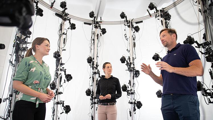 Judith Gerlach (links) zu Besuch im Kompetenzzentrum Virtuelle Realität an der Universität Würzburg. Die Professoren Marc Erich Latoschik (rechts) und Carolin Wienrich (Mitte) präsentierten der bayerischen Digitalministerin ihre neuesten Forschungsergebnisse. Foto: Ivana Biscan
