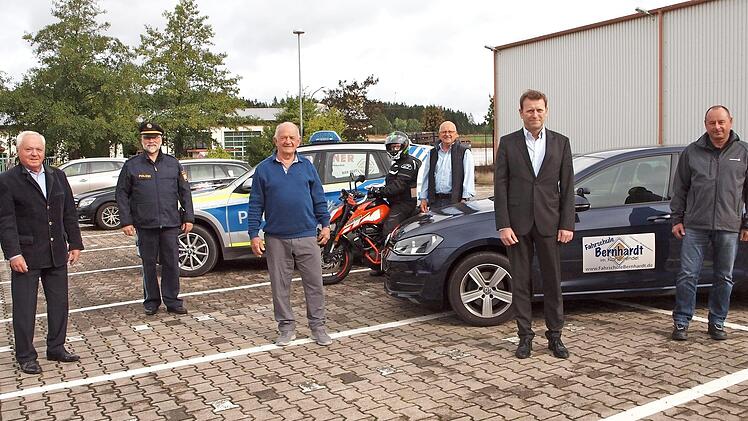 Landratstellvertreter Helmut Fischer, Polizeiinspektionsleiter Erich Günther, Kreisverkehrswachtvorsitzender Alfons Hrubesch, ein Fahrschüler und der Fahrlehrer Karl Brendel bedankten sich beim Smia-Werkleiter Horst Morgenroth und bei Lothar Eber (von links) für die langjährige Zurverfügungstellung eines Parkplatzes für das Fahrsicherheitstraining.  Foto: Alfred Thieret