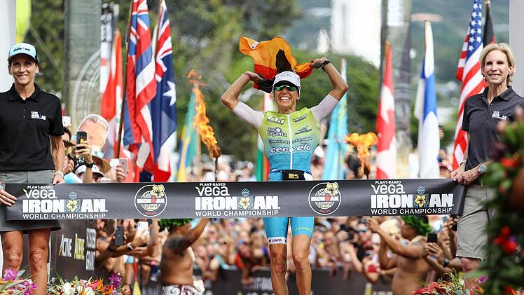 Anne Haug bei ihrem Hawaii-Triumph 2019 Foto: David Pintens//dpa