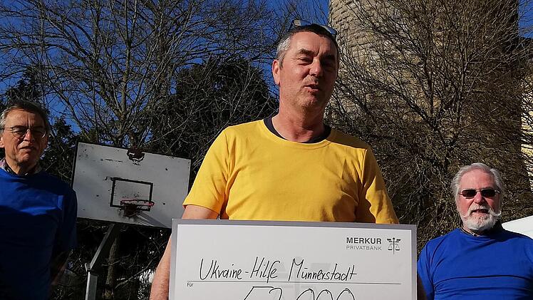 Michael Kübert fand Segenswünsche und eine Spende vor der Abfahrt des Hilfstransportes an der Windschutzscheine seines Autos. Foto: Heike Beudert