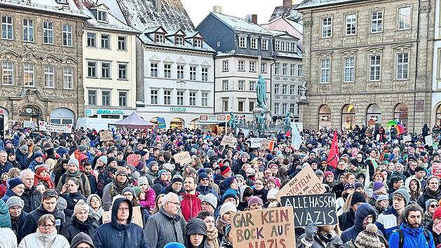 Tausende Menschen haben am Samstag gegen die Gefahr einer Aushöhlung des demokratischen Rechtsstaats auf dem Maxplatz demonstriert.
