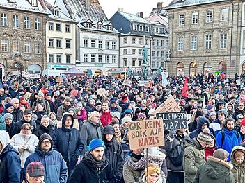 Tausende Menschen haben am Samstag gegen die Gefahr einer Aush&ouml;hlung des demokratischen Rechtsstaats auf dem Maxplatz demonstriert.