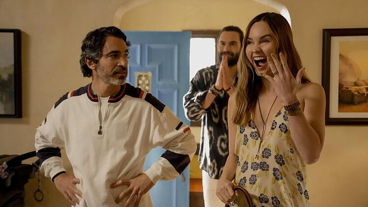 Nathan Bartlett (Chris Messina, links) ist schockiert über die Verlobung von Matt Pierce (Tom Bateman) und Tory Thompson (Liana Liberato).