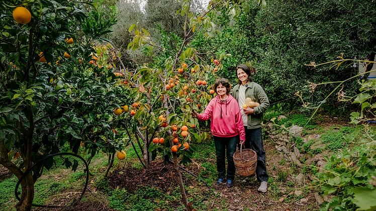 Auf der griechischen Insel Ikaria will Merle (rechts) von betagten Bewohnerinnen wie der 86-j&auml;hrigen Popi lernen, wie man lange gesund am Leben bleibt.