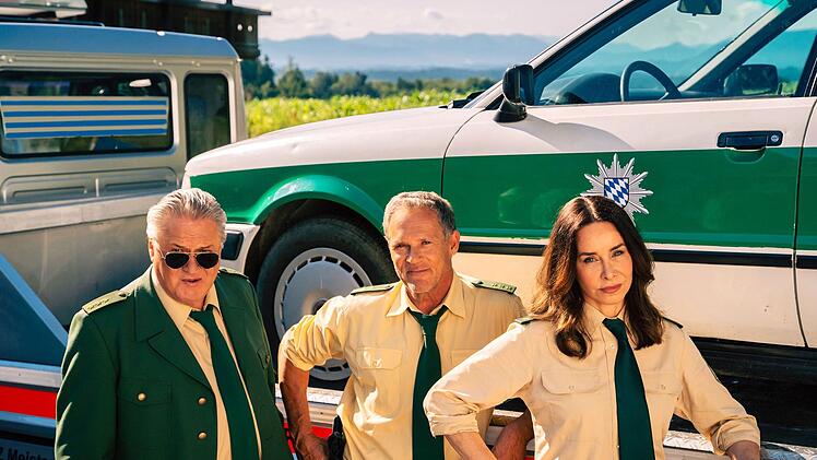 Der TV-Polizeiwagen von "Hubert ohne Staller", vor dem Reimund Girwidz (Michael Brandner, links), Franz Hubert (Christian Tramitz) und Sabine Kaiser (Katharina M&uuml;ller-Elmau) hier posieren, ist im Visier der echten Polizei.